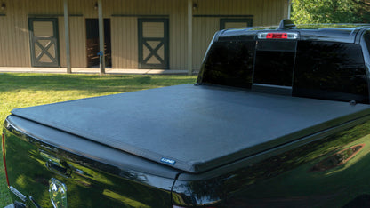 Lund 04-17 Nissan Titan (5.5ft. Bed w/Titan Box) Genesis Tri-Fold Tonneau Cover - Black